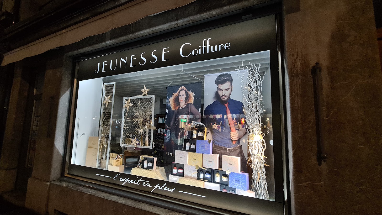 Vitrine de Jeunesse Coiffure en décor de fête