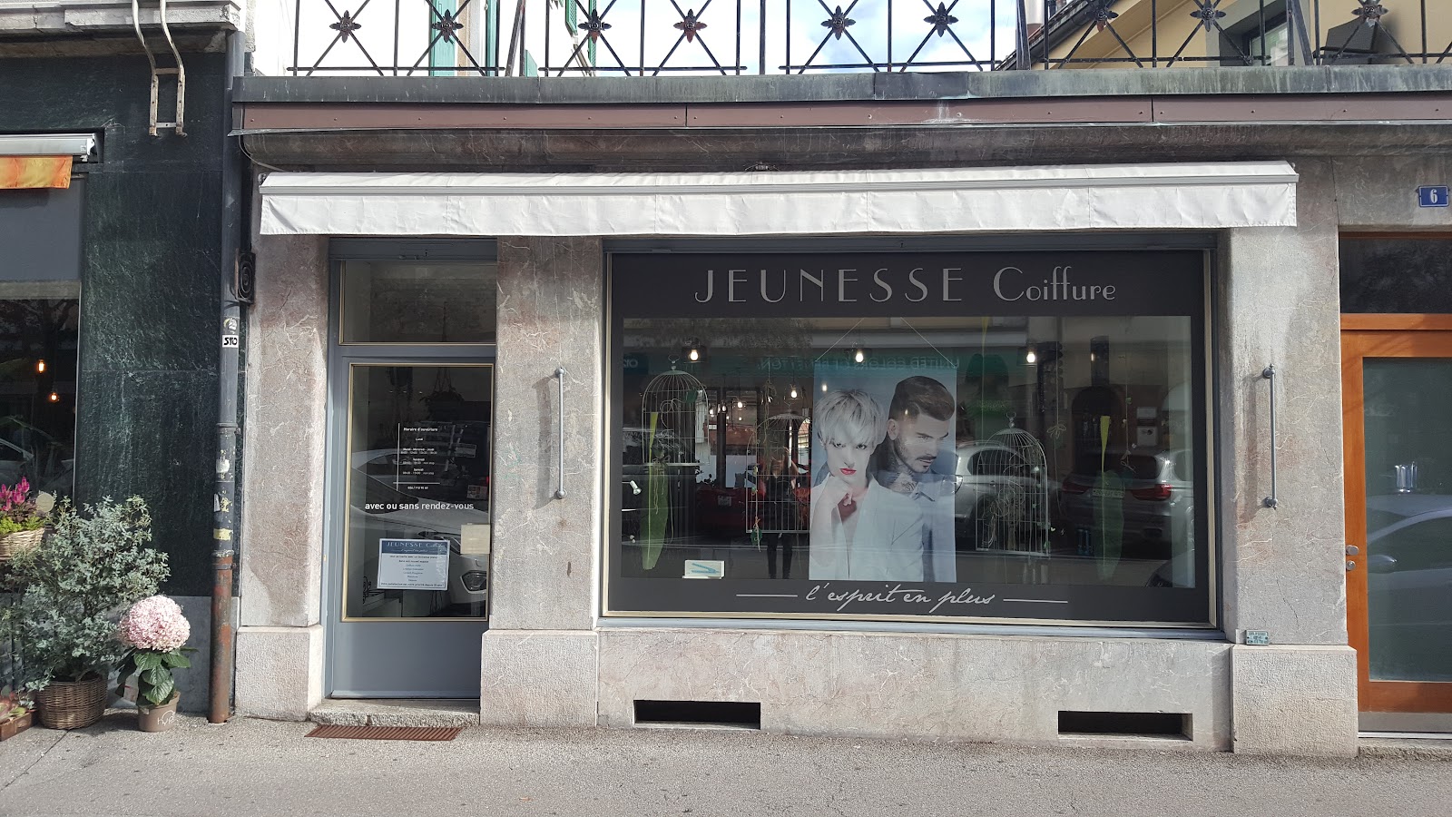 Vitrine du salon Jeunesse Coiffure, Avenue de la Gare à Bulle